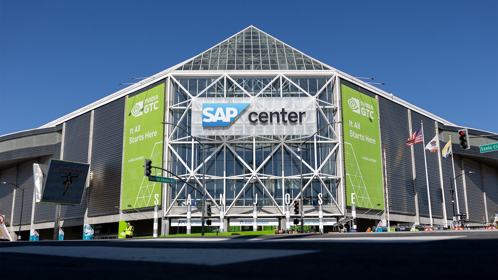 Jensen Huang présente NemoClaw sur la scène de la GTC 2026 au SAP Center de San Jose
